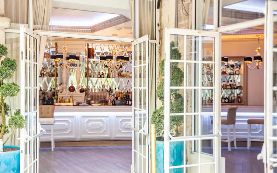 Villa Azur Restaurant & Lounge – Miami